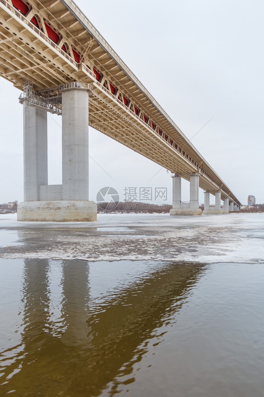 冬天在结冰的河流中反射的桥图片