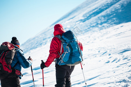 穿雪鞋的爬山者走过山上的雪图片