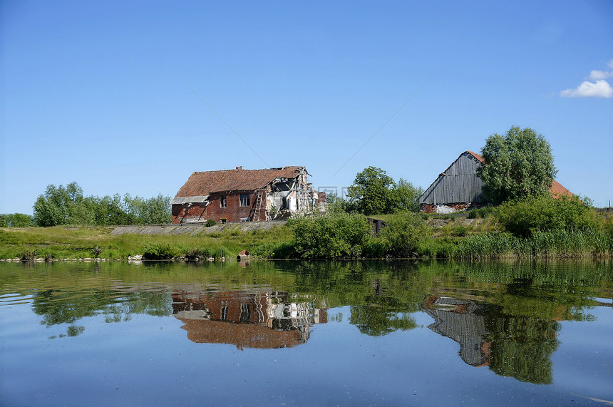 平静湖边孤单的老房子在图片