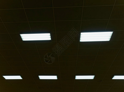 在办公室或工业大楼的天花板上安装灯光系统图片
