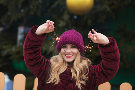 喜悦的年轻女子在基辅主圣诞树上在孟图片
