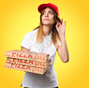 送披萨的女士在丰富多彩的背景下图片