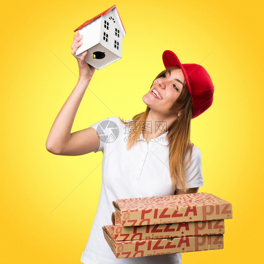 披萨的送货妇女在丰富多彩的背景下拥图片