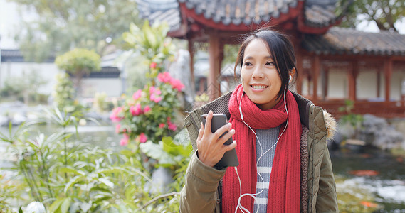 女在的手机上听耳图片