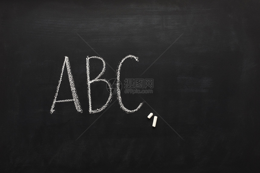 写在黑板上的英语abc学校或黑板上的大写字母语图片