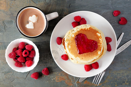 果酱煎饼以心脏热巧克力和草莓为形状图片