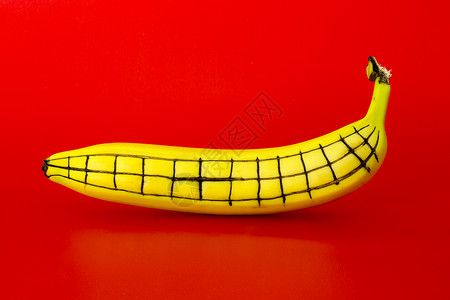 红色背景的香蕉边上有红色图图片