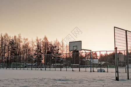 芬兰农村城镇乌拉宁Oulainen的篮球场上下着大雪图片