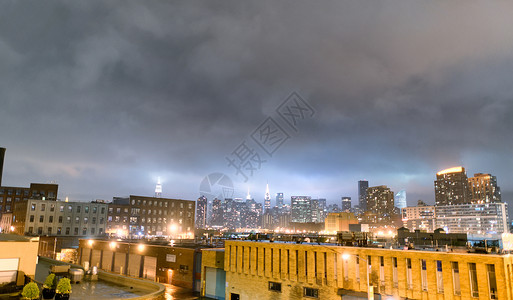 曼哈顿市中心天线在阴云笼罩的图片