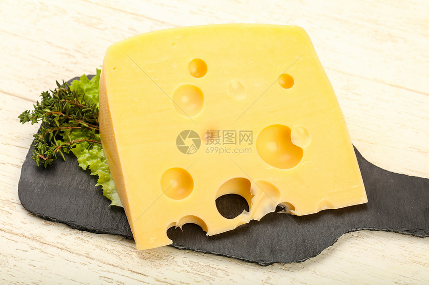 木盘上的一块奶酪图片