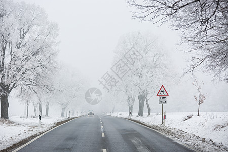 有多雪的风景的冬天路背景图片