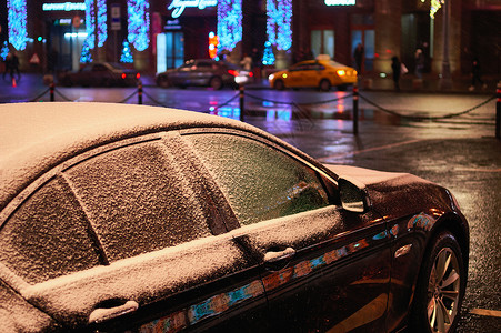 在冬天寒冷的夜晚车里有冰雪和冰图片