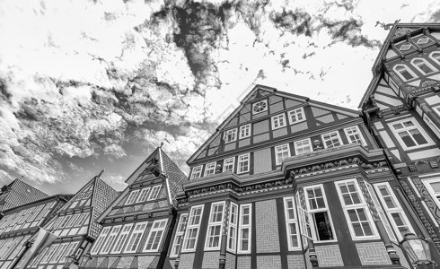德国策勒城市里多姿彩的建筑在阳光明图片