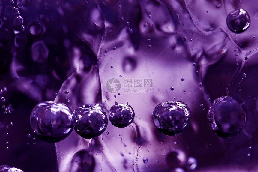 紫外线中冰块中冷冻气泡的特写镜头冰中的气泡图片