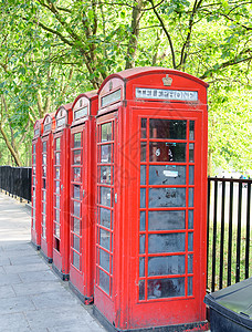 伦敦的红色公用电话亭沿着图片