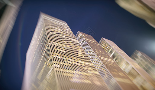 晚上在纽约的商业摩天大楼图片