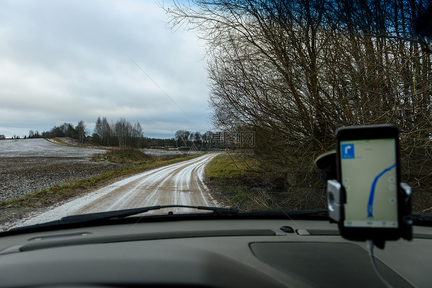 在孤独的森林中滑雪冬季公路上行驶的汽图片