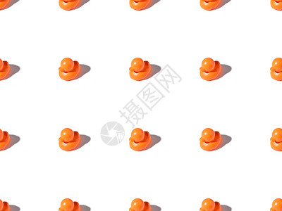 白色上小型橙色橡胶鸭玩图片