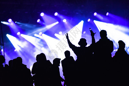 在一场音乐会上欢快的人群聚会朋友在节日中社交的幻影片背景背景图片
