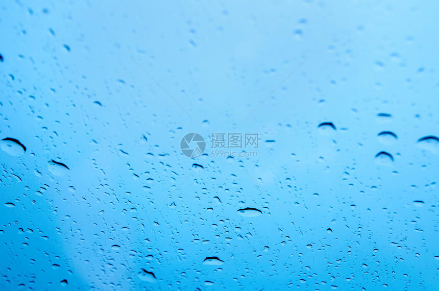 玻璃上的雨滴背景图片