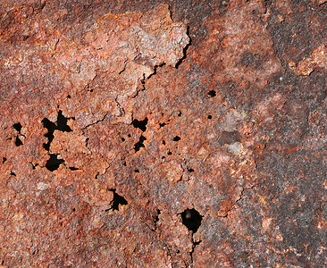 旧的生锈金属有洞孔和裂缝图片