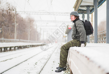 冬季下雪的户外火车站男子等图片