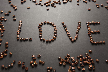 最顶端的书信爱用黑背景咖啡豆制作的词语来设计图片