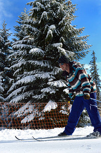 冬季运动时在滑雪坡上滑雪冬天图片