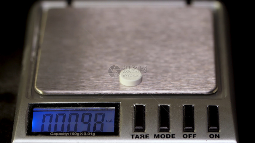 减肥药的规模减肥药洒了秤上的平板电脑可准确测量体重图片