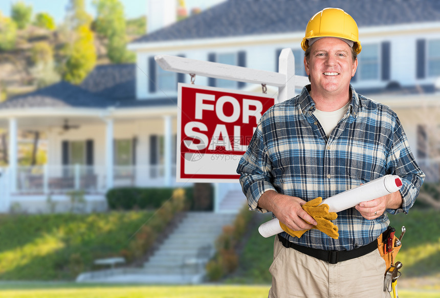 承包商与计划和硬帽前出售房地产标志和房子图片