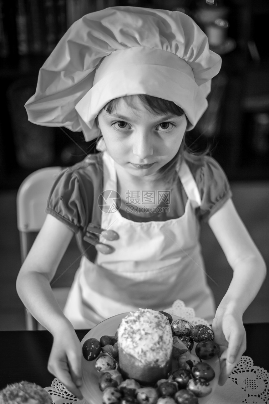 春天来了复活节前夕复活节彩蛋复活节彩蛋一个穿着厨师服的女孩画鸡蛋糕的烤箱欢迎图片