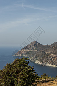 Corse西部海岸的山峰和野外海岸线图片