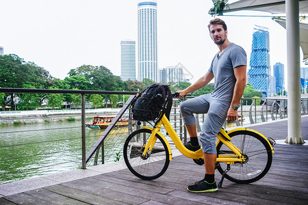 骑黄色公共自行车的男人图片