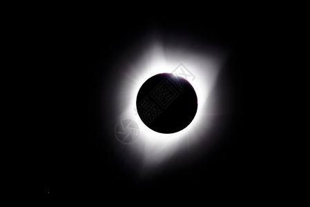 日全食和中日冕期间的贝利谷图片