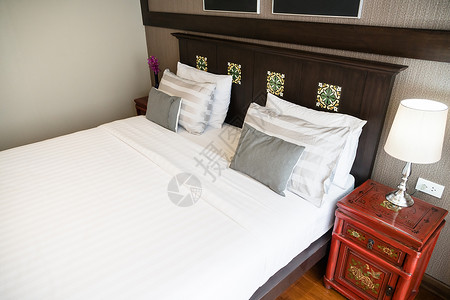 床铺舒适枕头室内旅馆卧室图片