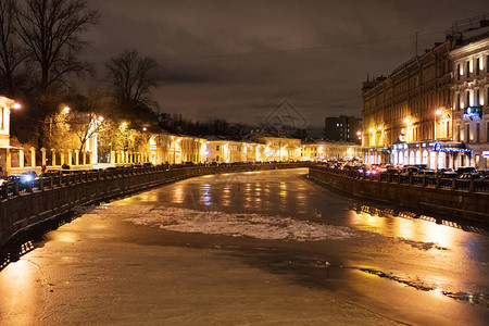 旧圣彼得堡结冰的河流图片