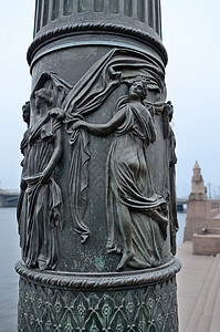 灯柱上的浅浮雕古代主题的雕塑画背景图片