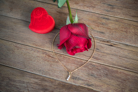 花园里的红玫瑰花自然美丽的花朵和钻石项链钻石戒指配件图片