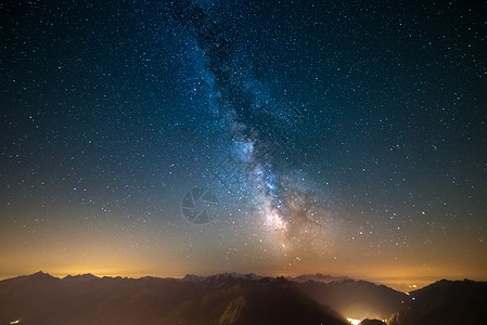 银河系和星空夏季在阿尔卑斯山的高海拔上捕捉到图片