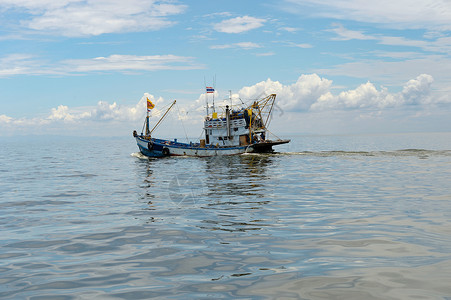 渔船在海上捕鱼图片