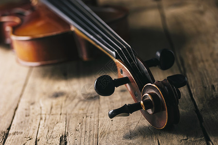 经典Violin在木制桌上的视图网站和杂图片