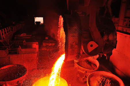 重工业冶金厂生产钢铁图片