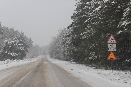 冬季晚上的繁忙道路在图片