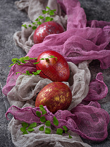 复活节喷漆红鸡蛋图片