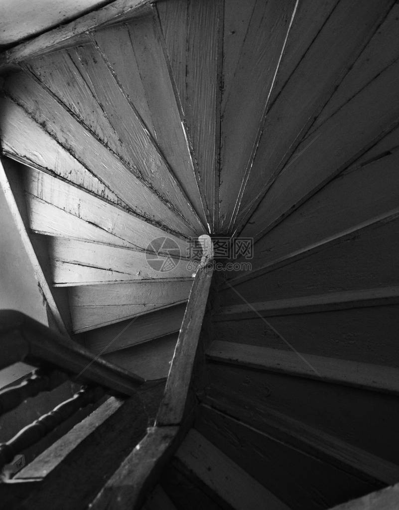 老建筑中的木制螺旋楼梯图片