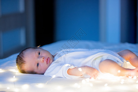 小婴儿在白床上图片