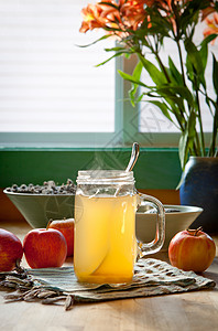 热苹果醋和蜂蜜饮料图片