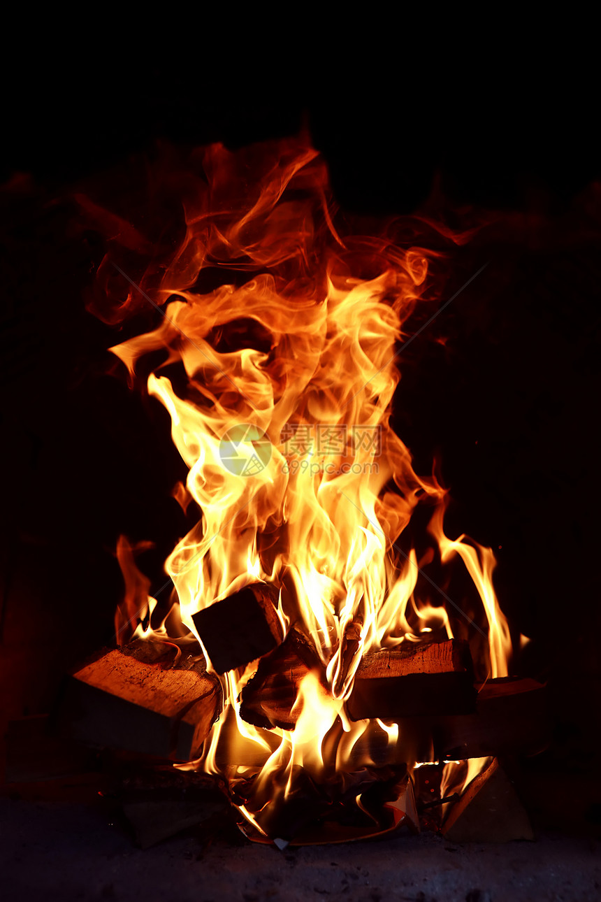 砖炉中燃烧的火焰的长舌图片