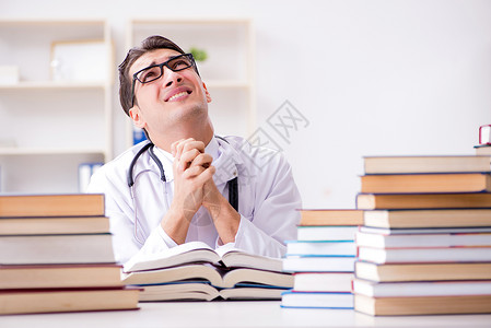 准备大学考试的医学生图片