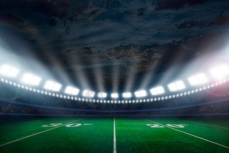 体育场灯光照亮的美式足球场图片